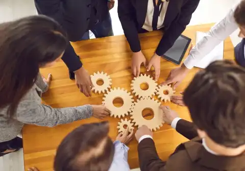 Equipe colaborando para criar soluções de impacto social